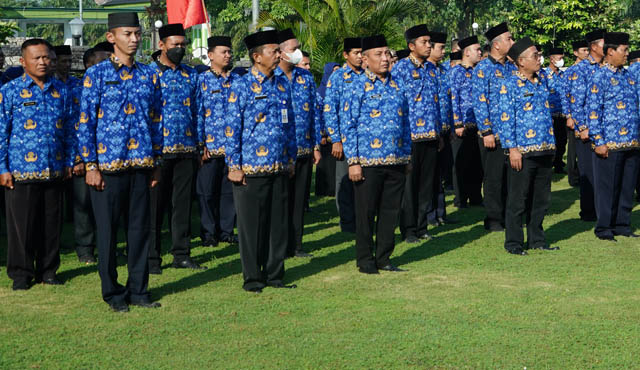 SERIUS: ASN Pemkab Madiun saat mengikuti upacara peringatan Harkitnas di halaman Pendpa Ronggo Djumeno, Senin (22/5). (R. BAGUS RAHADI/JAWA POS RADAR CARUBAN)