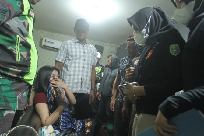 TRANTIBUMAS: Seorang pemandu lagu di tempat karaoke Famous tak dapat menunjukkan kartu identitas ketika diperiksa petugas pada razia gabungan, Rabu (17/5) malam lalu. (BAGAS BIMANTARA/RADAR MADIUN)