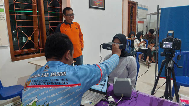 SAMPAI MALAM: Petugas Dispendukcapil Kabupaten Madiun melayani perekaman e-KTP di Klecorejo, Mejayan, Rabu (3/4). (DIAN RAHAYU/JAWA POS RADAR CARUBAN)