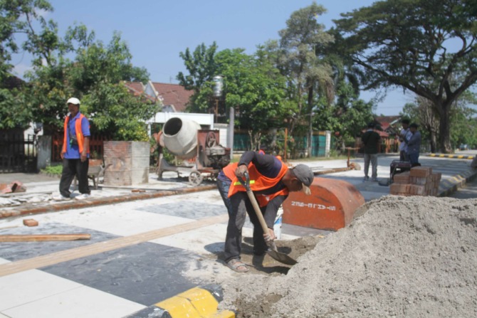 SENTRA KULINER: Pembangunan lapak-lapak di Jalan Rimba Darma terus dikebut oleh DPUPR Kota Madiun dan ditargetkan selesai pada akhir Agustus mendatang. (BAGAS BIMANTARA/JAWA POS RADAR MADIUN)