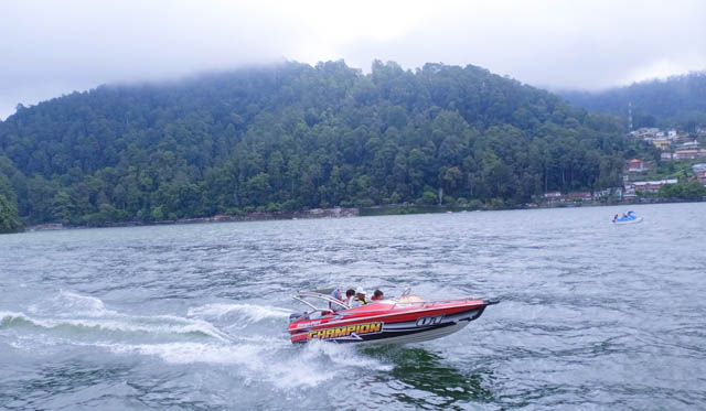 SUASANA TELAGA SARANGAN: Ratusan ribu pengunjung datang kurun empat bulan terakhir. (APRILITA SARI/ JAWA POS RADAR MAGETAN)