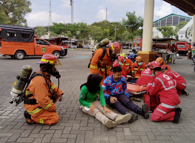 SIMULASI: Satpol PP dan Damkar Kota Madiun menggelar latihan gabungan penanganan kebakaran bersama petugas PMI, BPBD dan Linmasdi kawasan GOR Wilis kemarin (11/5). (BAGAS BIMANTARA/JAWA POS RADAR MADIUN)