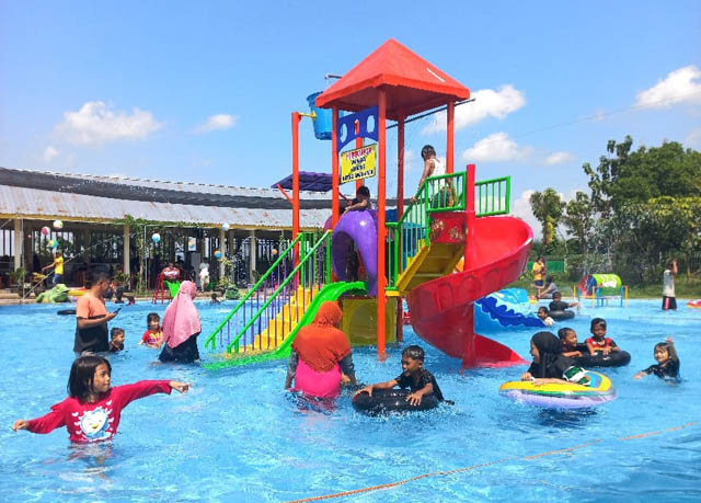 RAMAI: Sejumlah pengunjung menghilangkan gerah dengan bermain di kolam renang Soco Herbal Garden. (PEMDES SOCO UNTUK JAWA POS RADAR MAGETAN)
