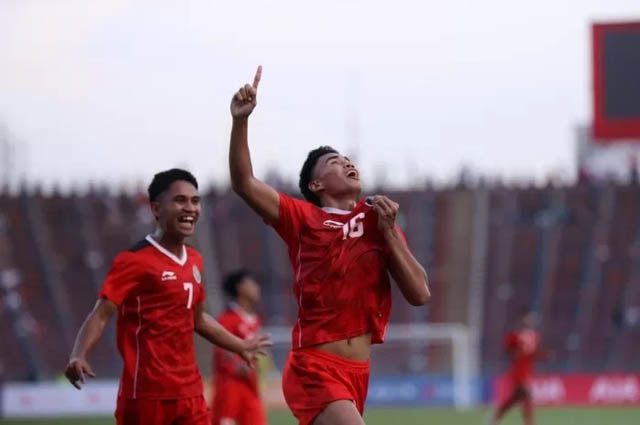 MENUJU FINAL : Muhammad Ferarri (16) merayakan golnya ke gawang Vietnam U-22. (PSSI)
