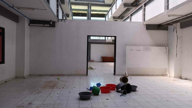 TERLIHAT KUMUH: Kondisi wisma atlet setelah lima bulan dikosongkan lantaran tidak ada lagi pasien Covid-19 yang menjalani isoter di gedung berlantai empat tersebut. (NUR CAHYONO/JAWA POS RADAR PACITAN)