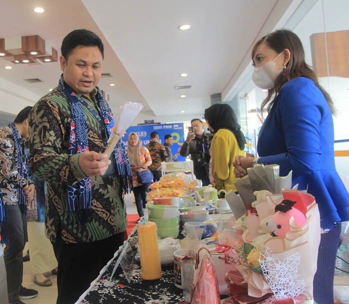NAIK KELAS: Dicky Fajrian Kepala Divisi PKU PT PNM bersama rombongan melihat sejumlah produk UMKM milik para nasabah PNM Mekar. (ALFIAN FACHRUDIN/JAWA POS RADAR PONOROGO)