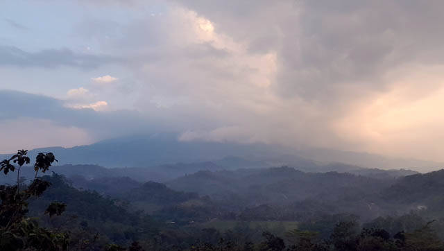 BENTANG GUNUNG LAWU: Potensi kebakaran hutan dan lahan di Ngawi meningkat seiring prakiraan musim kemarau kering tahun ini. (ASEP SYAEFUL BACHRI/JAWA POS RADAR NGAWI)