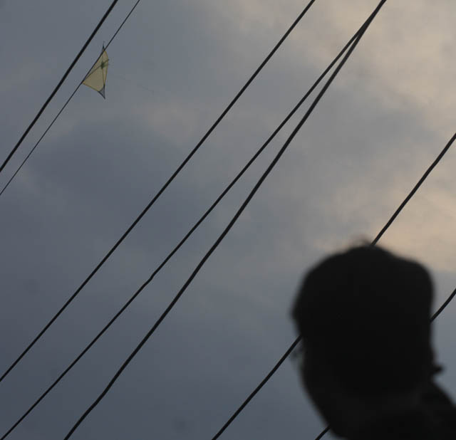 ILustrasi foto  : Selain membahayakan pengguna jaan, layang - layang juga bisa mengganggu instalasi jaringan listrik. (DOKUMEN/JAWA POS RADAR PONOROGO)