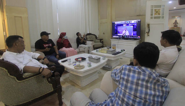 TERIMA KENYATAAN: Bupati Ponorogo Sugiri Sancoko mengikuti penetapan kabupaten/kota nominasi UCCN oleh Kemenparekraf melalui zoom meeting kemarin (5/6). (AJI PUTRA/JAWA POS RADAR PONOROGO)