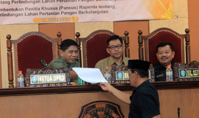 PERCEPATAN: Ketua DPRD Ponorogo Sunarto menerima pemandangan umum fraksi terhadap raperda PLP2B dalam paripurna kemarin (19/6). (AJI PUTRA/JAWA POS RADAR PONOROGO)