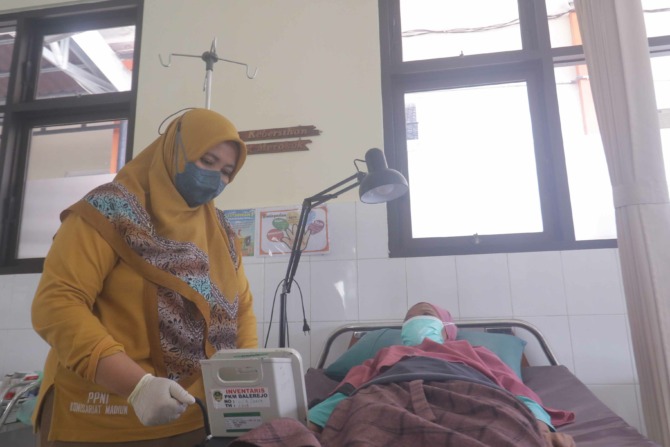 MENURUN: Salah seorang pasien sedang dirawat di Puskesmas Balerejo. Memasuki musim kemarau, kasus DBD di Kabupaten Madiun mulai melandai. (BAGUS RAHADI/RADAR CARUBAN)