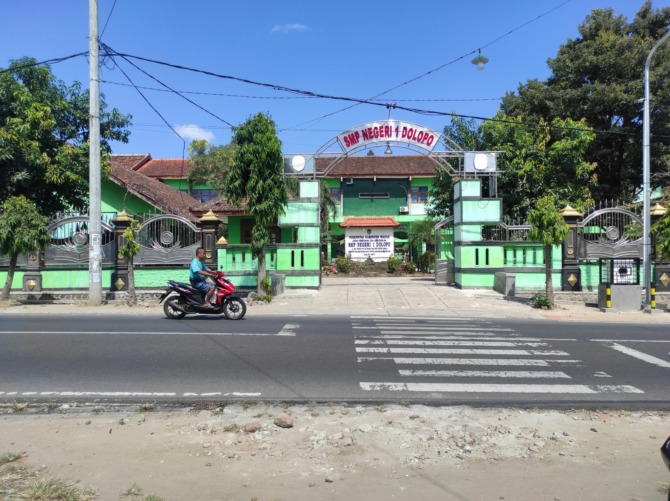 DAPAT JATAH: Gedung tengah SMPN 1 Dolopo bakal direvitalisasi berupa rehab ruang dan pemasangan fasad. (LODITYA FERNANDEZ/RADAR CARUBAN)