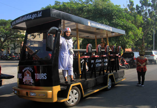 SIAP ANTAR: Pemkot Madiun menyediakan layanan transportasi anyar bagi wisatawan berupa angkutan feeder yang dimodifikasi khusus jadi kedai kopi. (BAGAS BIMANTARA/JAWA POS RADAR MADIUN)