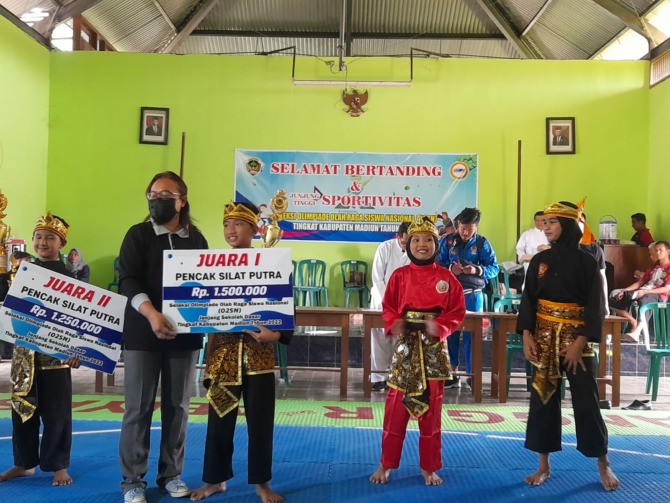 BANGGA: Ferris Ganendra Aryasatya saat prosesi penyerahan piala seleksi O2SN. (SDN BANGUNSARI 1)