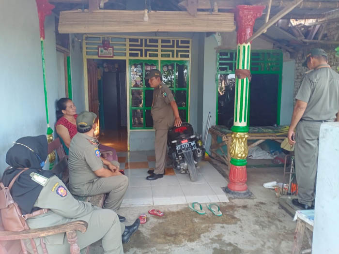DIHARAP PATUH: Petugas mengobrol dengan warga di eks lokalisasi Baben, Maospati, kemarin. (SATPOL PP UNTUK RADAR MAGETAN)