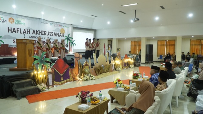 GENERASI QURANI: Prosesi Haflah Akhirussanah angkatan VIII SMP Tahfidz Ibnu Batutah. (AYUDEA/RADAR MADIUN)