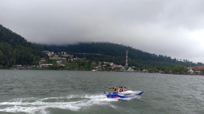 SEJUK: Telaga Sarangan menjadi wisata andalan Magetan. Pemkab tengah menjajaki kerja sama dengan PT Inka. (APRILITA SARI/RADAR MAGETAN)