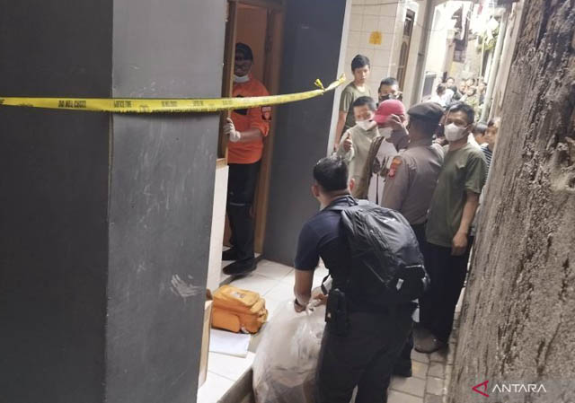 Petugas Inafis memeriksa lokasi penemuan mayat terbungkus plastik di Gang Famili, Kelurahan Cibuntu, Kota Bandung, Jawa Barat, Rabu (7/6). (Bagus Ahmad Rizaldi/ANTARA).       