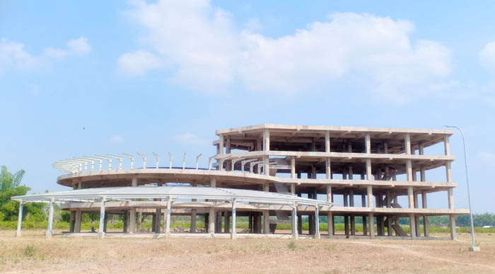 BELUM JADI: Kondisi terkini bangunan calon kampus satelit Unesa di Magetan. (APRILITA SARI/JAWA POS RADAR MAGETAN)