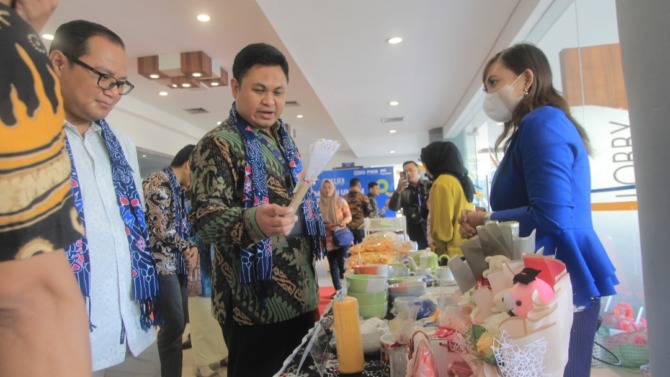 UMKM HEBAT: Dicky Fajrian Kepala Divisi PKU PT PNM dan rombongan mengunjungi lapak UMKM binaan PNM. (ALFIAN FACHRUDIN/RADAR PONOROGO)