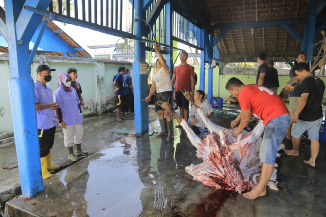 LEBARAN KURBAN: Proses penyembelihan dan pemotongan hewan kurban di RPH Jalan Mayjen Sungkono pada Idul Adha tahun lalu. (DOKUMEN/RADAR MADIUN)