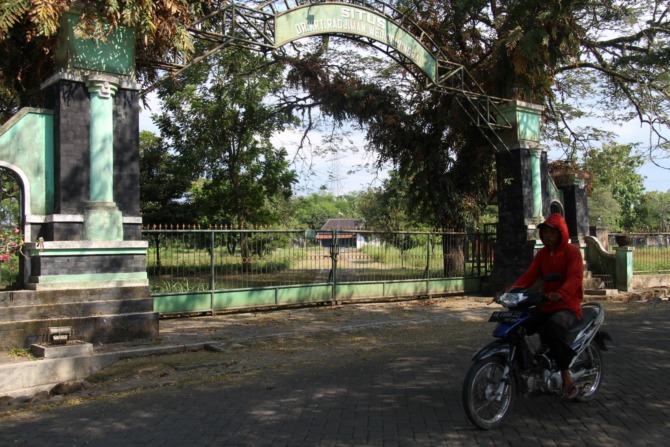 PENGELOLAAN TAK MAKSIMAL: Gerbang rumah dr Radjiman tertutup kemarin siang. (ASEP SYAEFUL BACHRI/RADAR NGAWI)