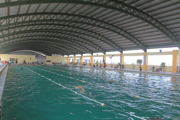 INDOOR: Hari Jadi Kota Madiun ke-105 tahun, dinas perdagangan menggratiskan retribusi berenang di kolam renang PBM. (BAGAS BIMANTARA/RADAR MADIUN)