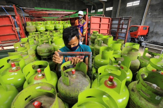 SUBSIDI: Penggunaan LPG 3 kg saat ini dibatasi untuk mengendalikan program subsidi tepat sasaran. (BAGAS BIMANTARA/RADAR MADIUN)