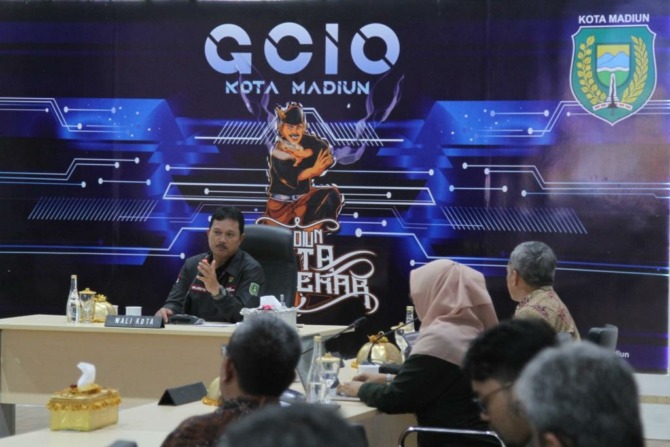 TPID: Wali Kota Maidi memberikan pengarahan terkait upaya pengendalian inflasi di GCIO kemarin (6/6). (BAGAS BIMANTARA/RADAR MADIUN)