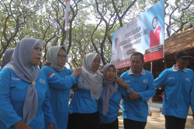 SIAP SIAGA: Relawan SIBAT melakukan simulasi penanganan bencana di Ngrowo Bening, kemarin (6/6). (BAGAS BIMANTARA/JAWA POS RADAR MADIUN)