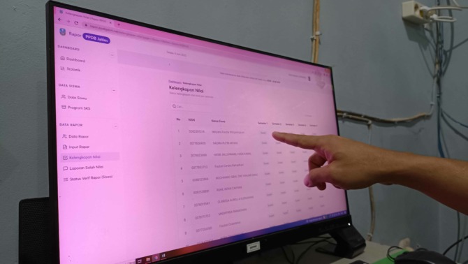 SERVER DOWN: Proses entry nilai rapor siswa SMPN 1 Pacitan ke website PPDB SMA-SMK tekendala teknis kemarin (6/6). (NUR CAHYONO/RADAR PACITAN)