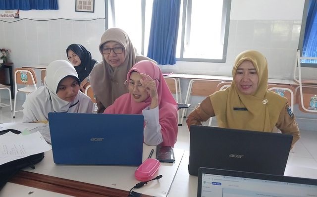 PROSES PPDB: Panitia PPDB SMAN 1 Pacitan melayani calon siswa secara online kemarin (13/6). Sementara untuk SMP belum semua online dan SD semua masih offline. (SMAN 1 PACITAN UNTUK RADAR PACITAN)