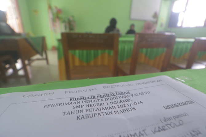 SEPI: Ruang pendaftaran PPSB di SMPN 1 Nglames tampak lengang di hari terakhir PPDB kemarin. (R. BAGUS RAHADI/RADAR CARUBAN)