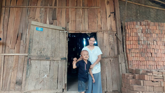 TAK LAYAK: Salah satu rumah tak layak huni di Kabupaten Madiun. Per tahun pemkab hanya mampu menangani ratusan RTLH. (DIAN RAHAYU/JAWA POS RADAR CARUBAN)