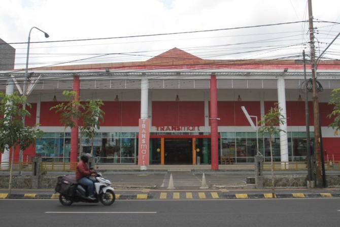 ASET PEMKOT: Lahan di Jalan S Parman yang di atasnya berdiri bangunan Transmart Carrefour bakal menjadi milik pemkot seiring berakhirnya kerja sama BOT awal tahun depan. (BAGAS BIMANTARA/RADAR MADIUN)