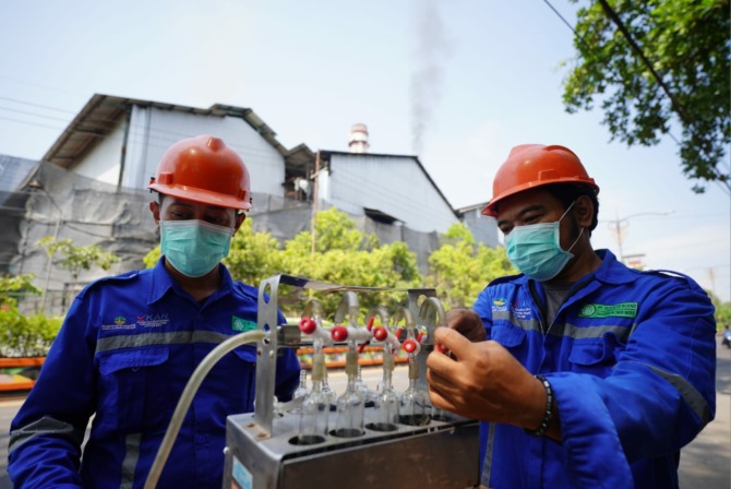 KATEGORI BAIK: Petugas DLH Kota Madiun mengambil sampel udara untuk kemudian diuji di laboratorium. (DISKOMINFO UNTUK RADAR MADIUN)