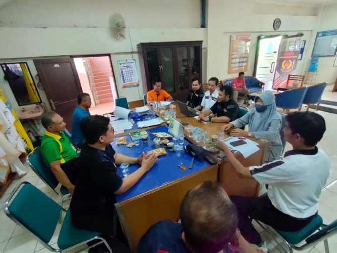 SELEKSI: Pengurus ESI Kota Madiun melakukan presentasi terkait kesiapan dan target atletnya dalam mengikuti Porprov 2023 di kantor KONI setempat, Minggu (4/6). (ESI UNTUK RADAR MADIUN)