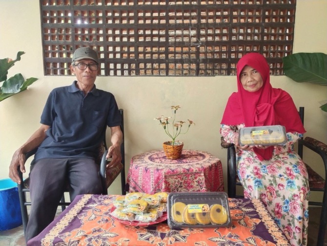 IKM: Sri Susilowati bersama dengan suaminya, Mulyono memproduksi kue lumpur labu manis. (ABRIANTO WIBOWO/RADAR MADIUN)