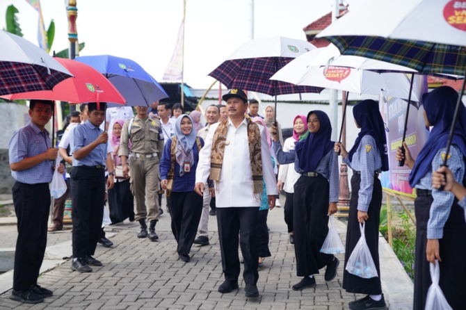 VERVAL: Tim dari Setmilpres dan BKKBN melakukan verifikasi dan validasi program di Lapak Bumi Semendung, Kelurahan Klegen pada Rabu (14/6) lalu. (DISKOMINFO UNTUK RADAR MADIUN)