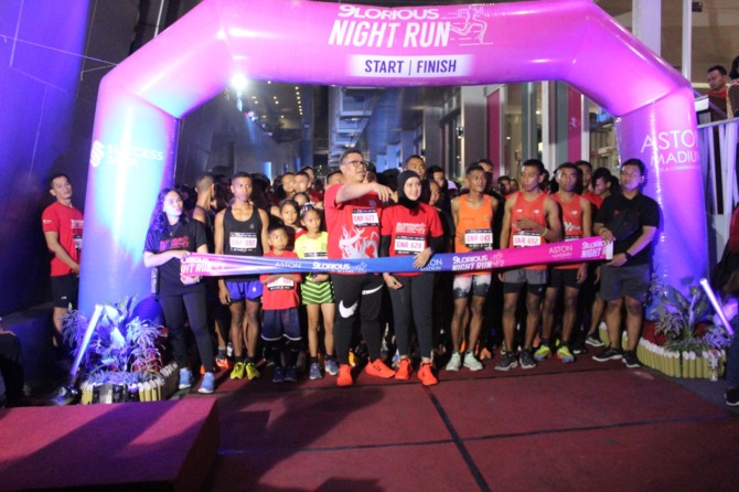 START: Ratusan peserta gelaran Glorious Night Run bersiap melahap rute sepanjang lima kilometer. (ASTON MADIUN HOTEL AND CONFERENCE)