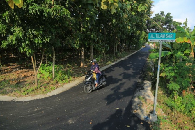 INFRASTRUKTUR: Proses pemeliharaan jalan di Kota Madiun dibagi dalam empat paket pekerjaan dengan nilai pagu sekitar Rp 13,5 miliar. (BAGAS BIMANTARA/RADAR MADIUN)