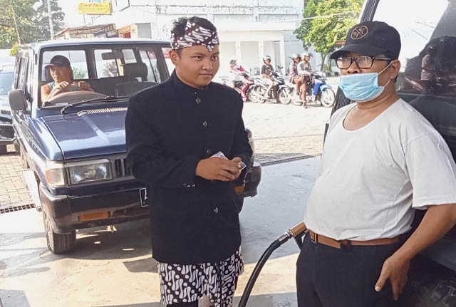 TAMPIL BEDA: Pegawai SPBU Desa Mojopurno, Wungu, mengenakan pakaian adat memperingati Hari Lahir Pancasila kemarin. (DIAN RAHAYU/JAWA POS RADAR CARUBAN)