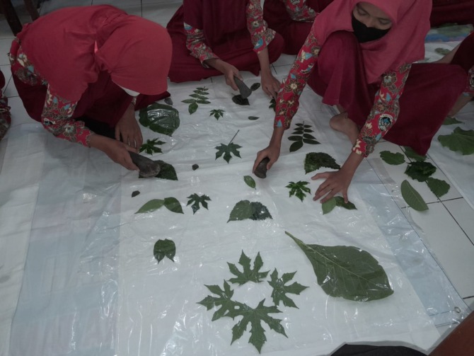 RAMAH LINGKUNGAN: Sejumlah siswa SDN Kaibon 03 sedang membuat batik ecoprint.(SDN KAIBON 03)