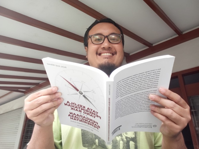 PRODUKTIF: Fathkur Rahman menunjukkan salah satu buku hasil terjemahannya. (ISTIMEWA)