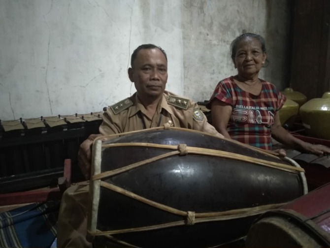 BERJIWA SENI: Lurah Tawangrejo Waidi menunjukkan kepiawaiannya bermain kendang kemarin (13/6). (RAHMA DWI LESTARI/RADAR MADIUN)
