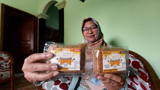 INOVATIF: Erlin menunjukkan sambel pecel mete hasil olahannya. (DIAN RAHAYU/RADAR CARUBAN)