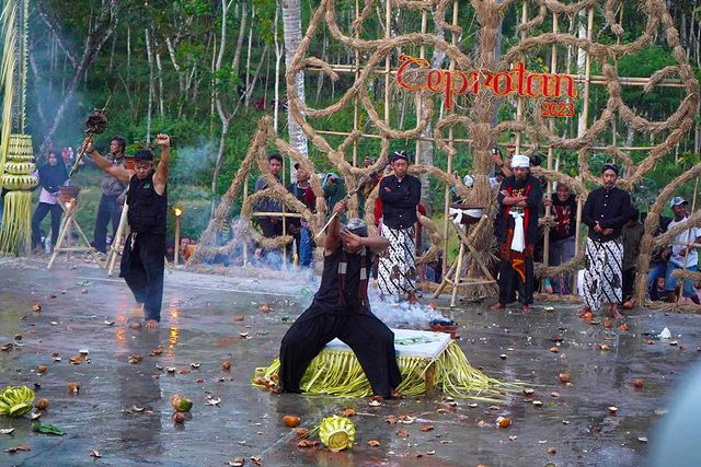 MERIAH: Suasana ‘perang’ cengkir dalam tradisi ceprotan di Desa Sekar, Donorojo, Senin (29/5) lalu. (PROKOPIM FOR JAWA POS RADAR PACITAN)