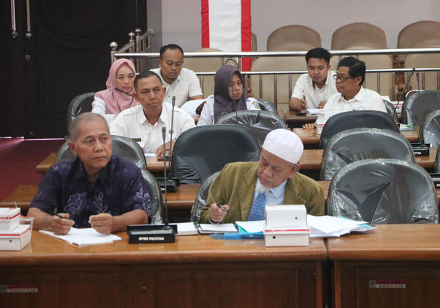 TAK TERIMA: Suasana RDP antara DPRD Pacitan dan pengacara Sartono cs yang menuntut ganti rugi ke pemkab lantaran kembali gagal jadi PNS. (NUR CAHYONO/JAWA POS RADAR PACITAN)