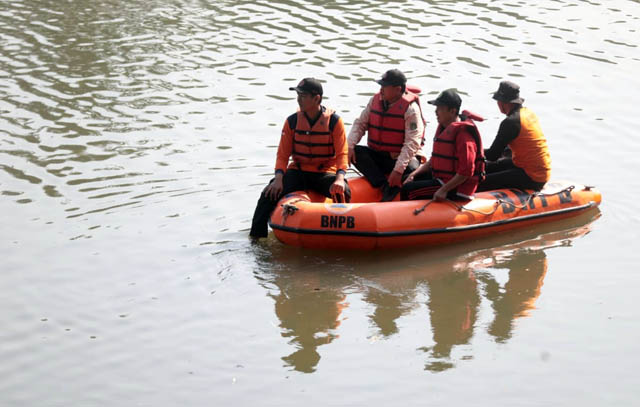 WISATA AIR: Wali Kota Maidi menyusuri Kali Madiun yang rencananya bakal dibangun dermaga di dekat Taman Bantaran. (DISKOMINFO UNTUK JAWA POS RADAR MADIUN)