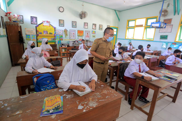 SERIUS: Murid sebuah SD di Dolopo sedang mengikuti pembelajaran di kelas beberapa waktu lalu. (DOK/JAWA POS RADAR CARUBAN)
